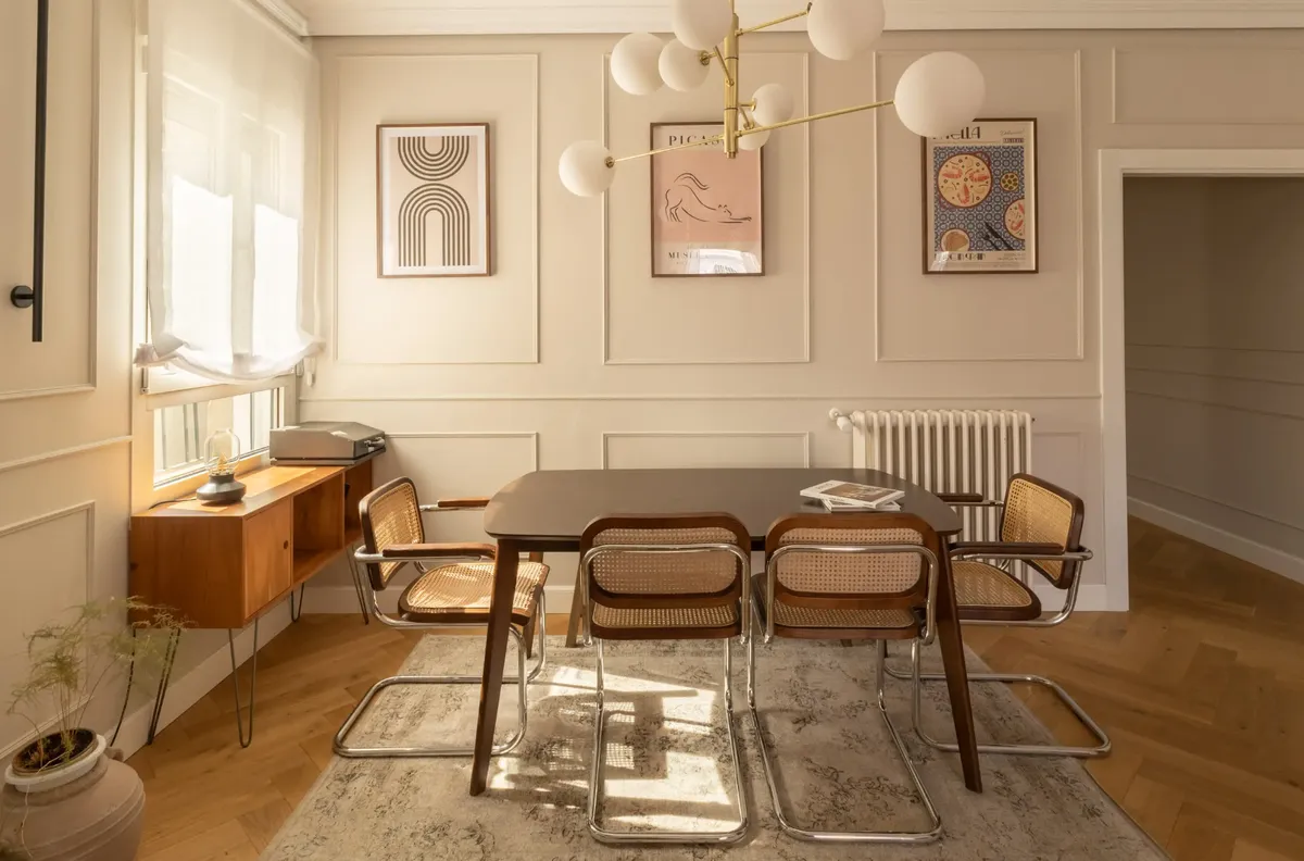 Spisestue med vintage stoler og solstreif