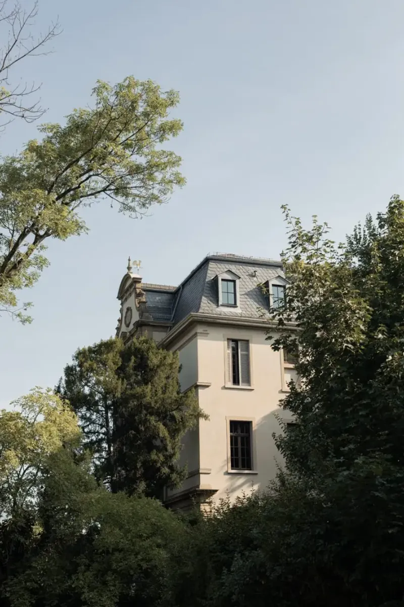 Villa bak trær